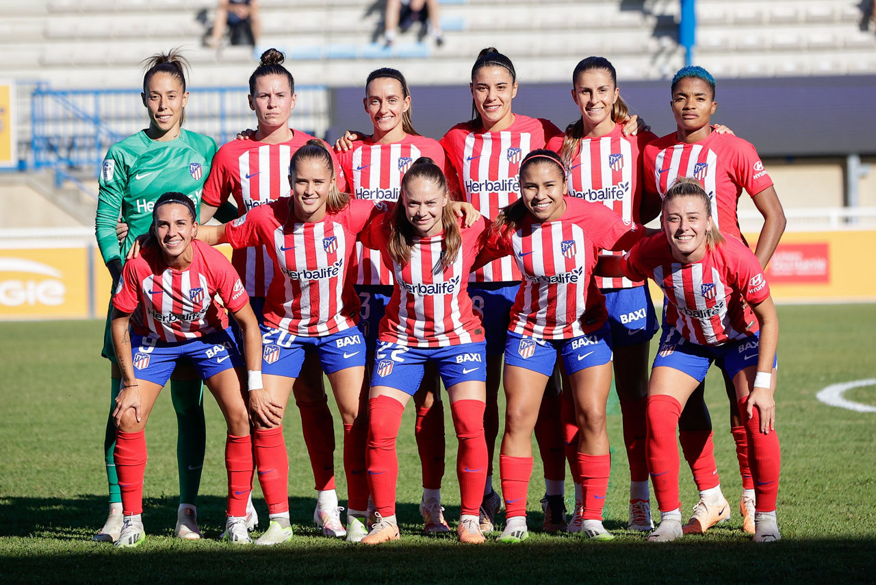 Equipo del Atlético de Madrid Femenino en el campo con equipación de la marca Herbalife